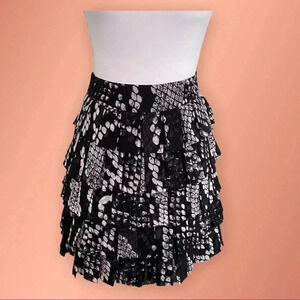Cute black and white flounce skirt by Tailor sz 8 EUC